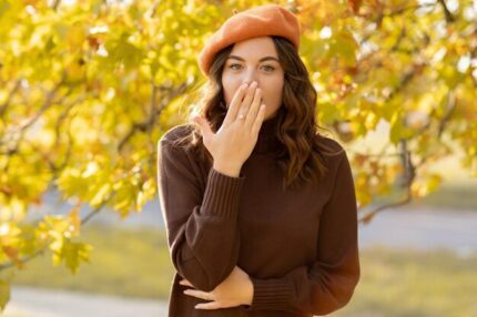 personne qui sent une odeur de cafard pas agréable