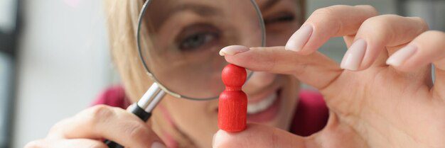 Détecter cafard Femme avec une loupe pour détecter la présence d'un cafard