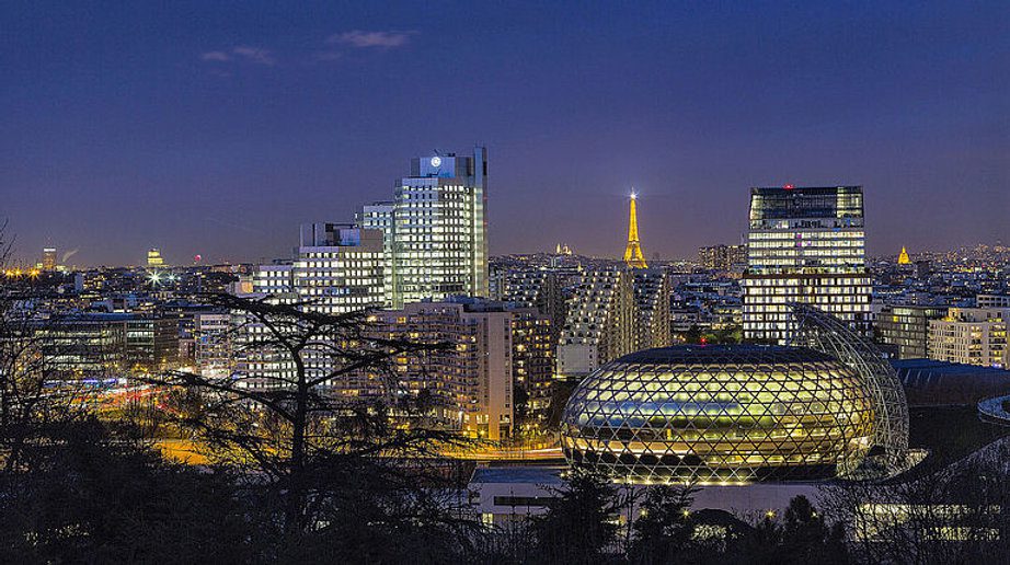 Vue de Boulogne-Billancourt de nuit avec la tour Eiffel en fond
